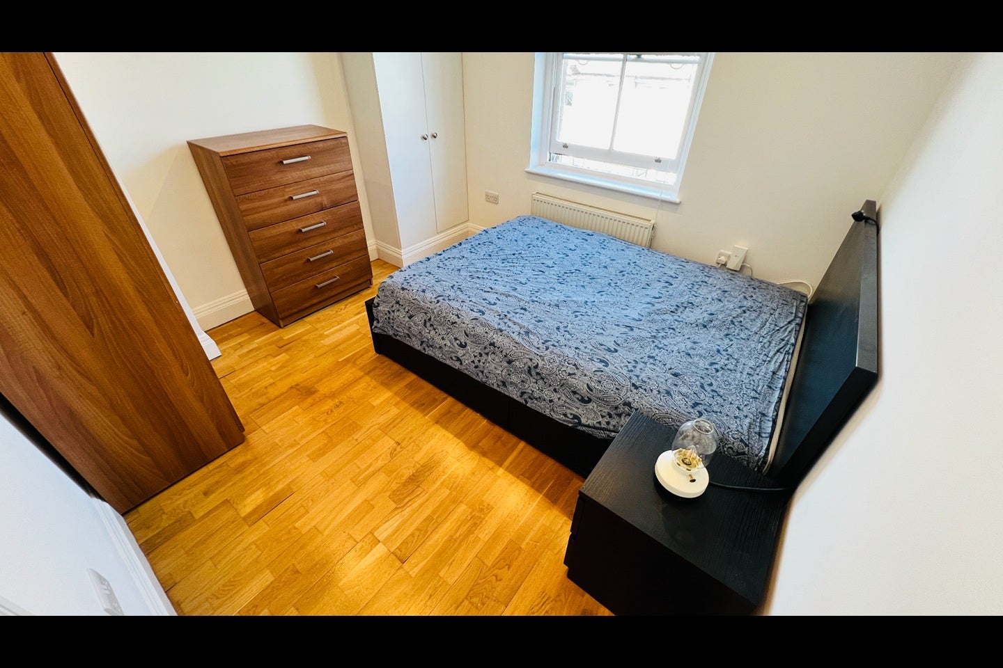Flat Golders Green Road in Greater London