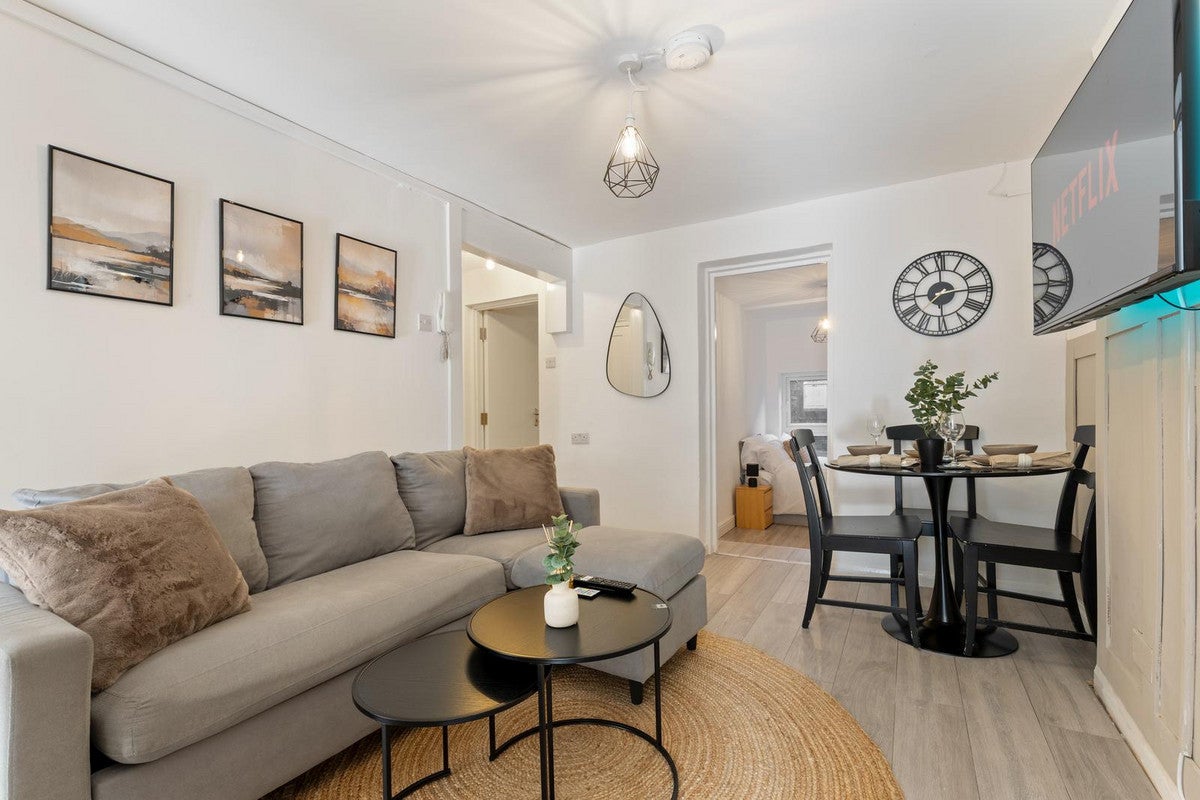 Flat Lewisham Way in Greater London
