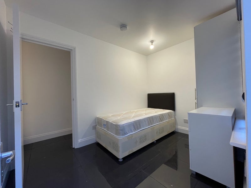 Room Station Road in Greater London