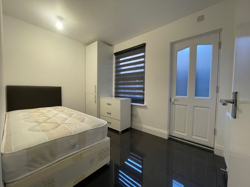 Room Station Road in Greater London