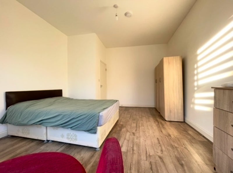 Room Station Road in Greater London