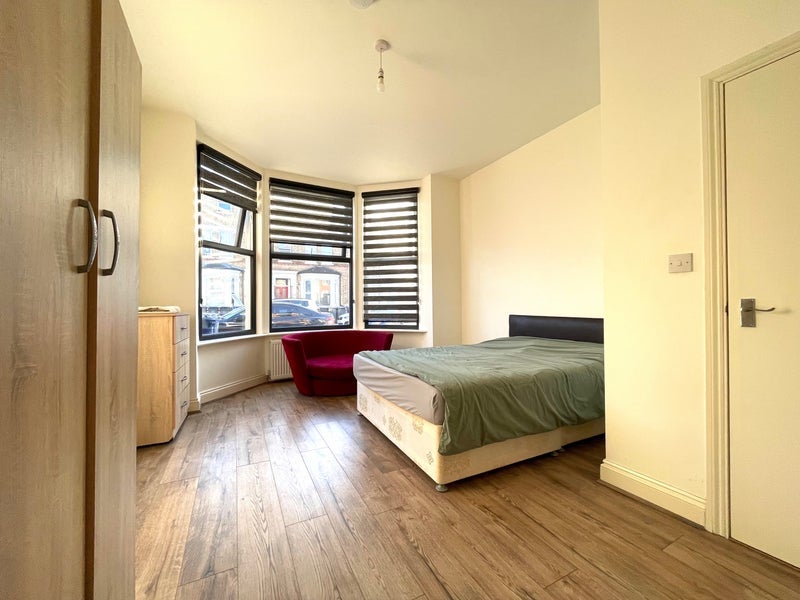 Room Station Road in Greater London
