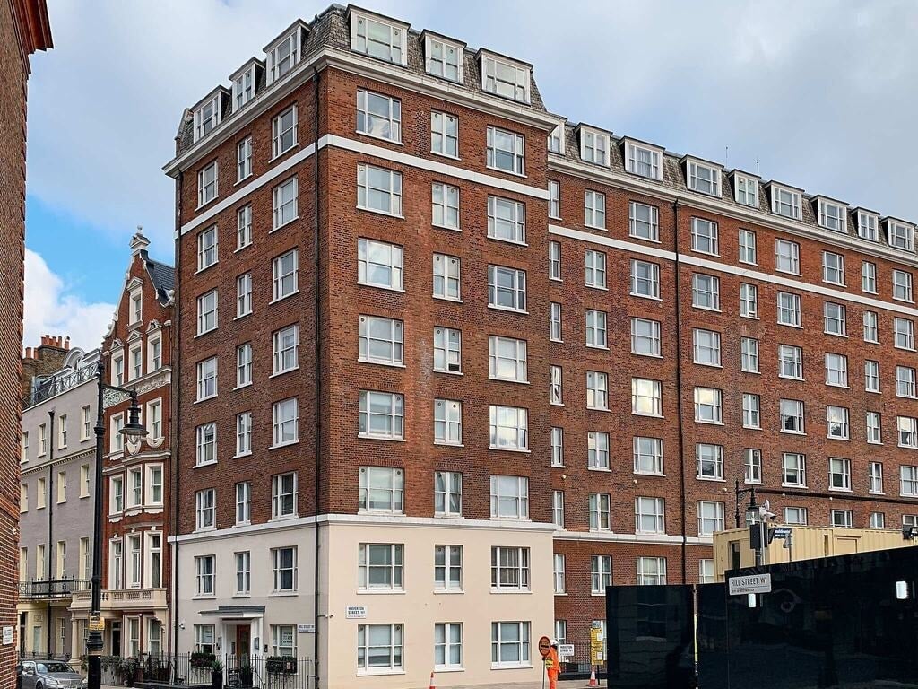 Flat Hill Street in City of Westminster