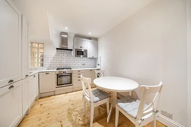 Flat Ingate Place in Greater London
