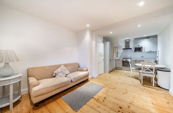 Flat Ingate Place in Greater London