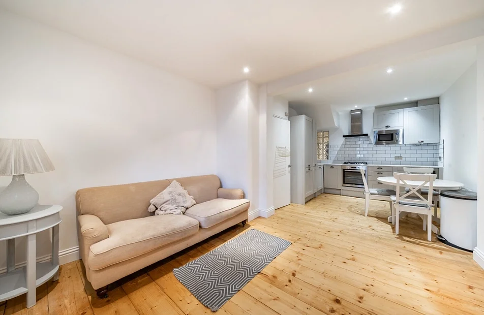 Flat Ingate Place in Greater London