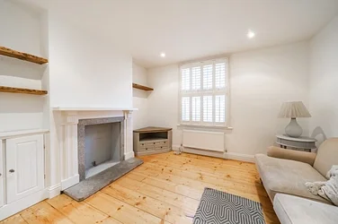 Flat Ingate Place in Greater London
