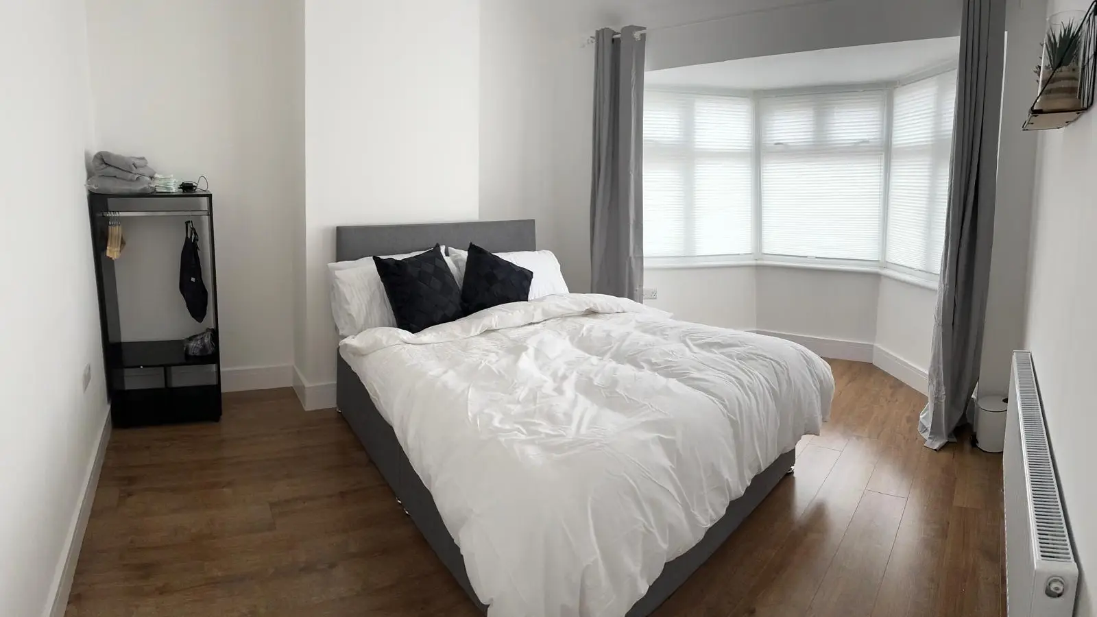 Flat Oakington Manor Drive in Greater London