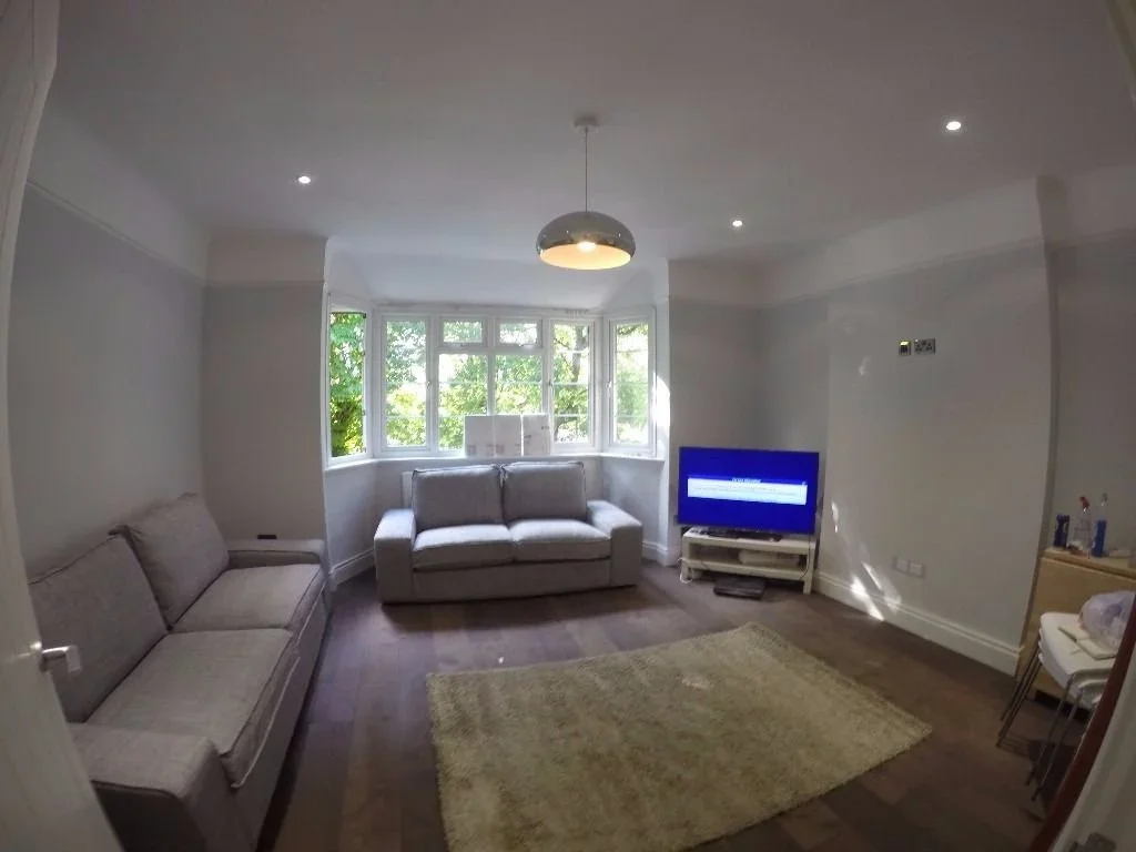 Flat King's Avenue in Greater London