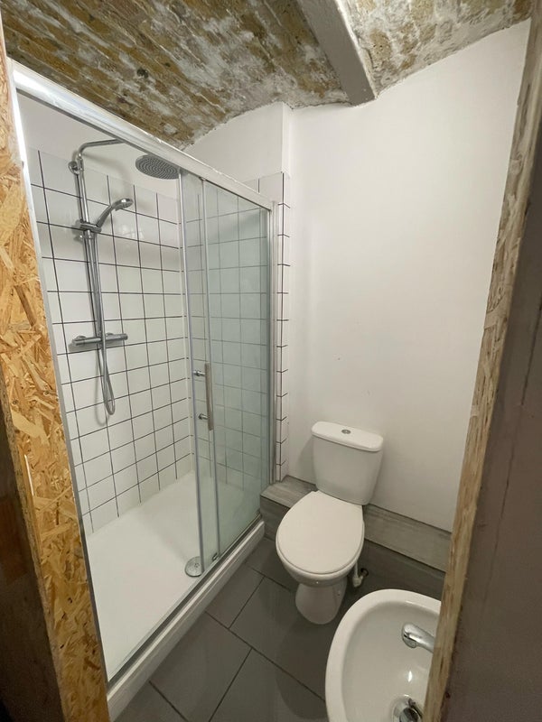 Room Belfast Road in Greater London