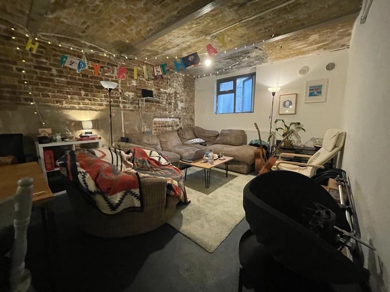 Room Belfast Road in Greater London