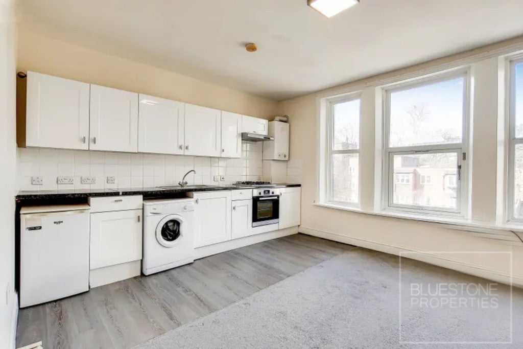 Flat Anerley Park in Greater London