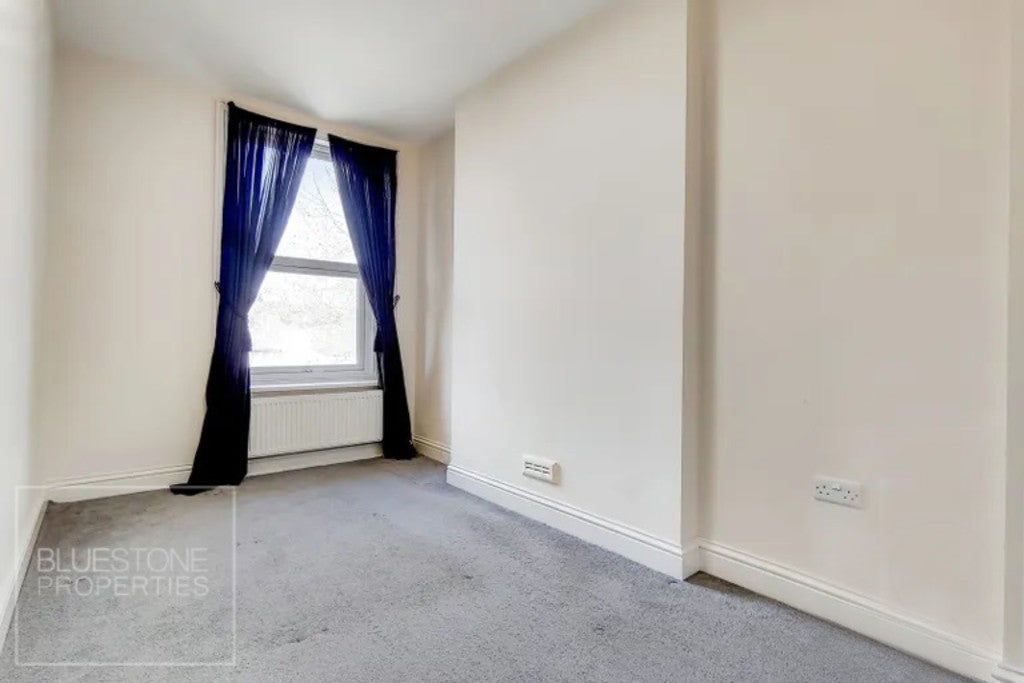 Flat Anerley Park in Greater London