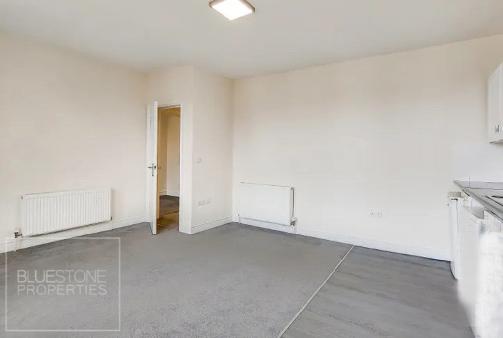 Flat Anerley Park in Greater London