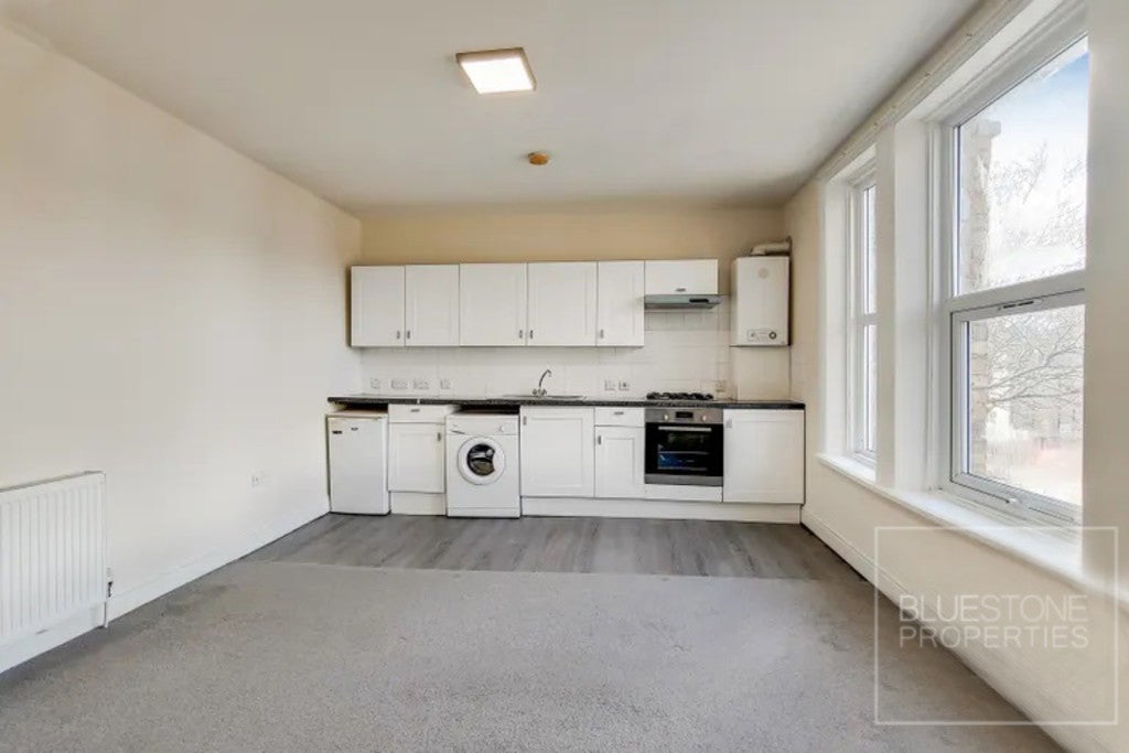 Flat Anerley Park in Greater London