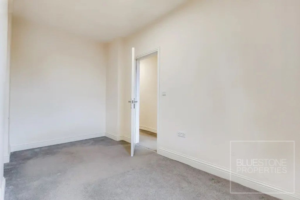 Flat Anerley Park in Greater London