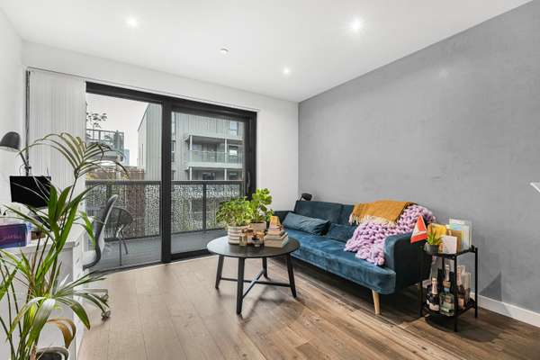 Flat Wallis Road in Greater London