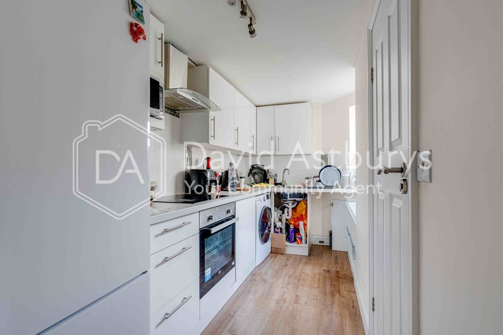 Flat Wells Road in Greater London