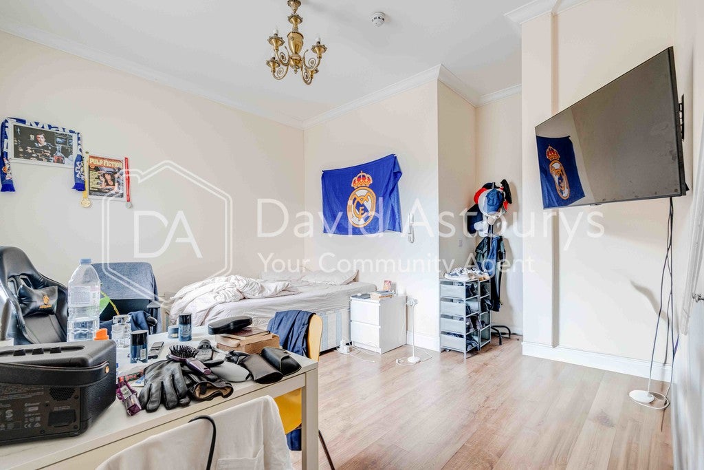 Flat Wells Road in Greater London