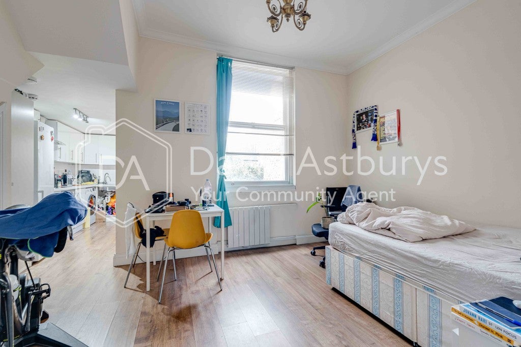 Flat Wells Road in Greater London