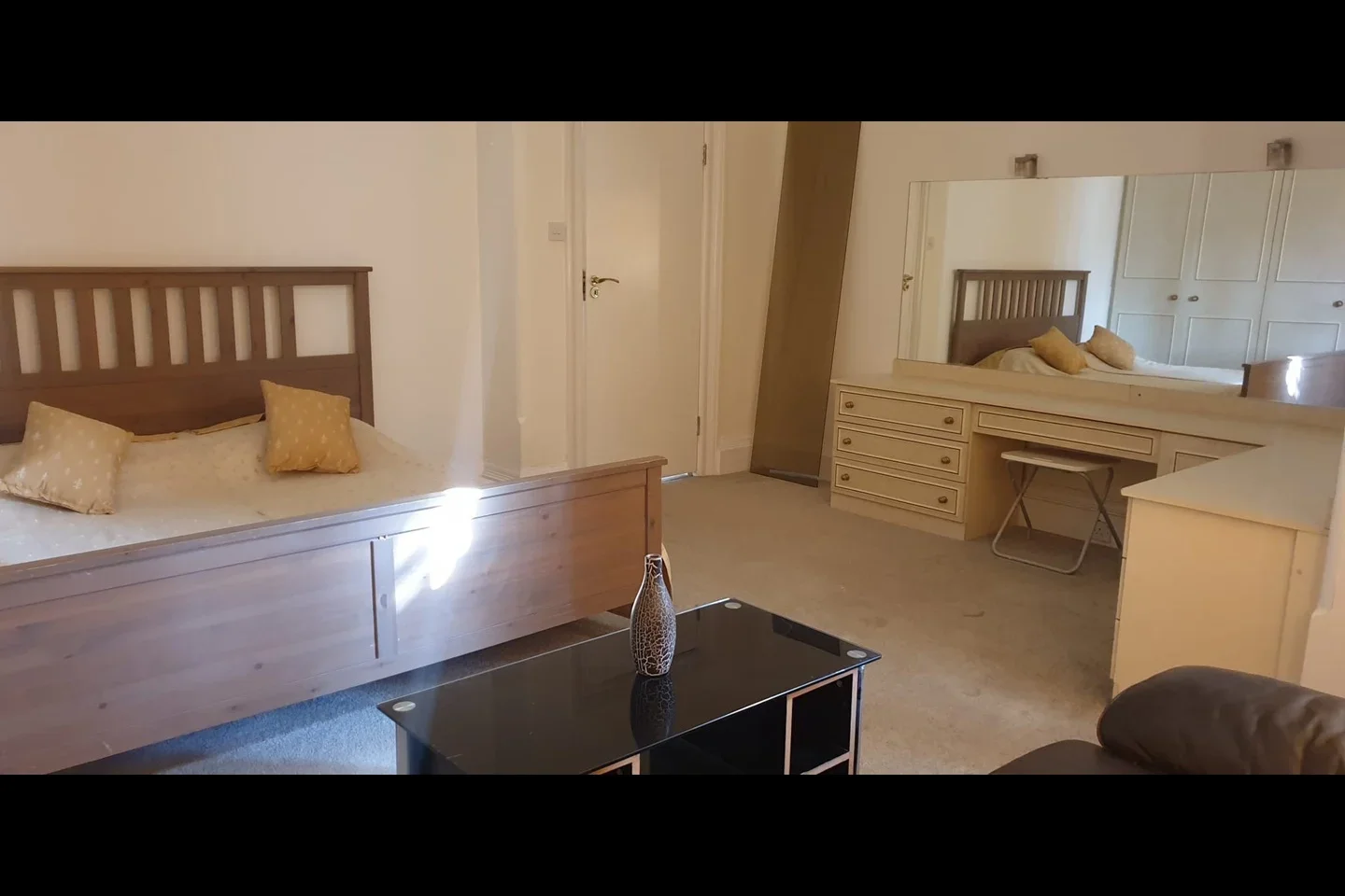 Room St James Avenue in Greater London