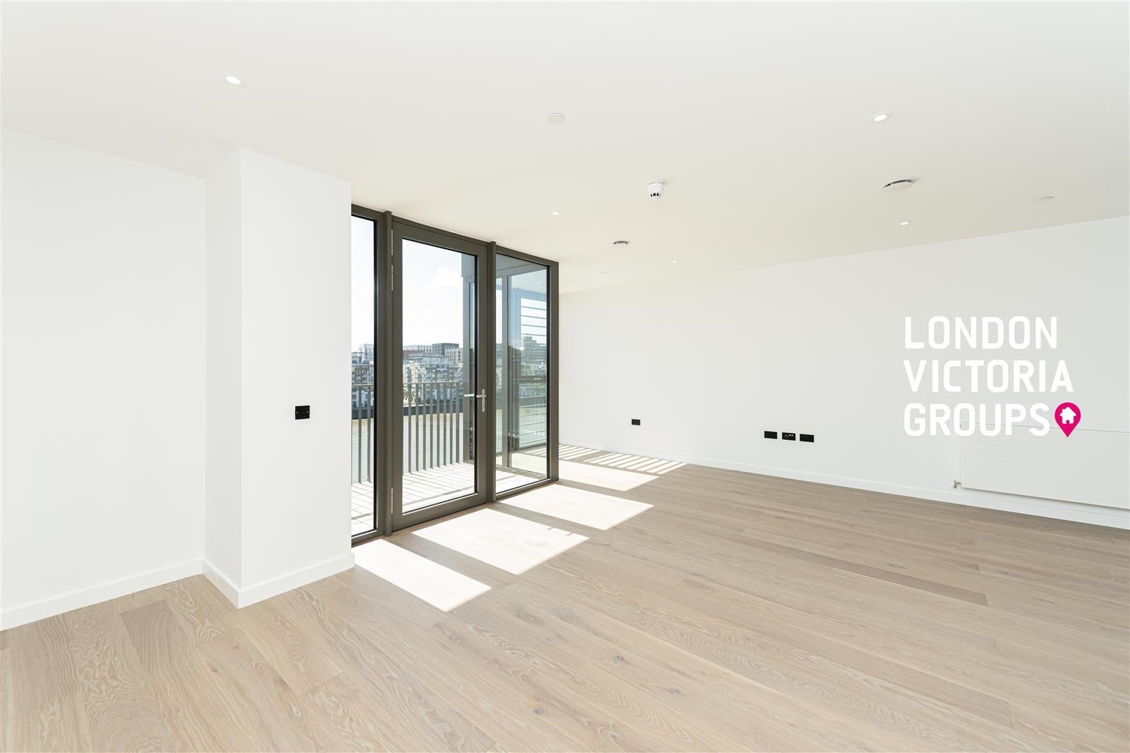 Flat Carnwath Road in Greater London
