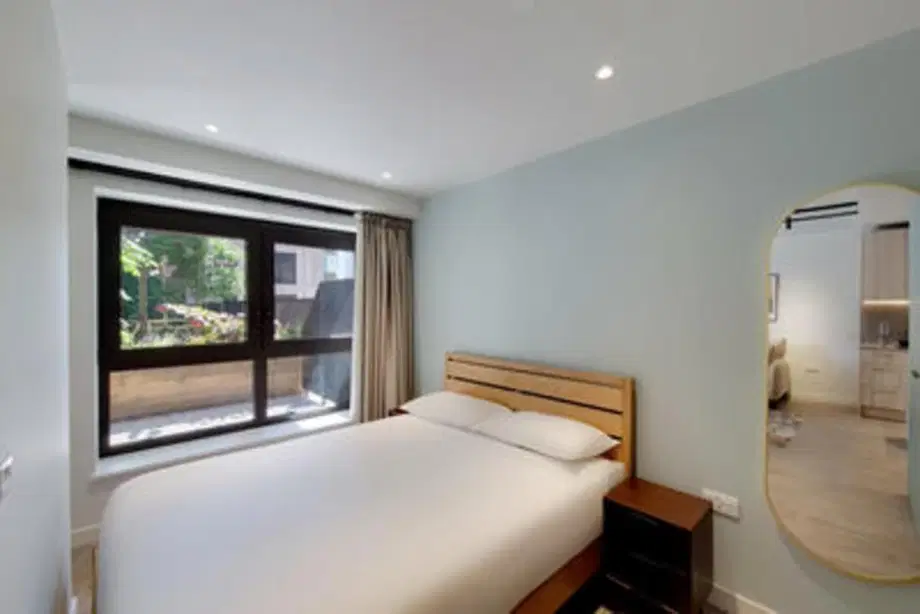 Room South Way in Greater London