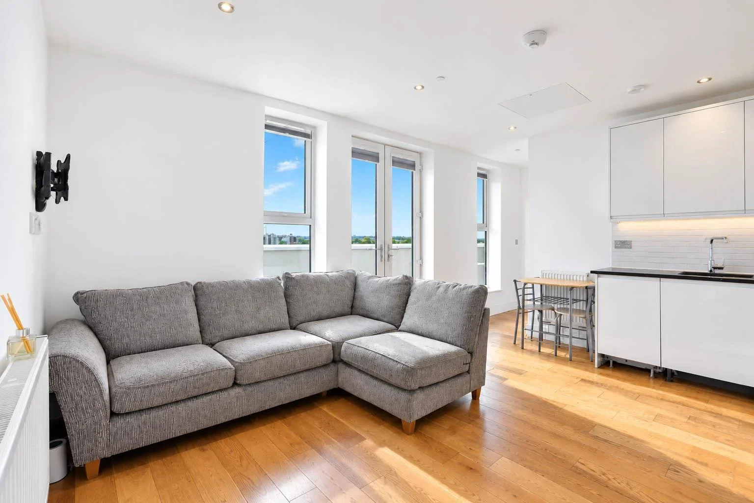 Flat Sutton Court Road in Greater London