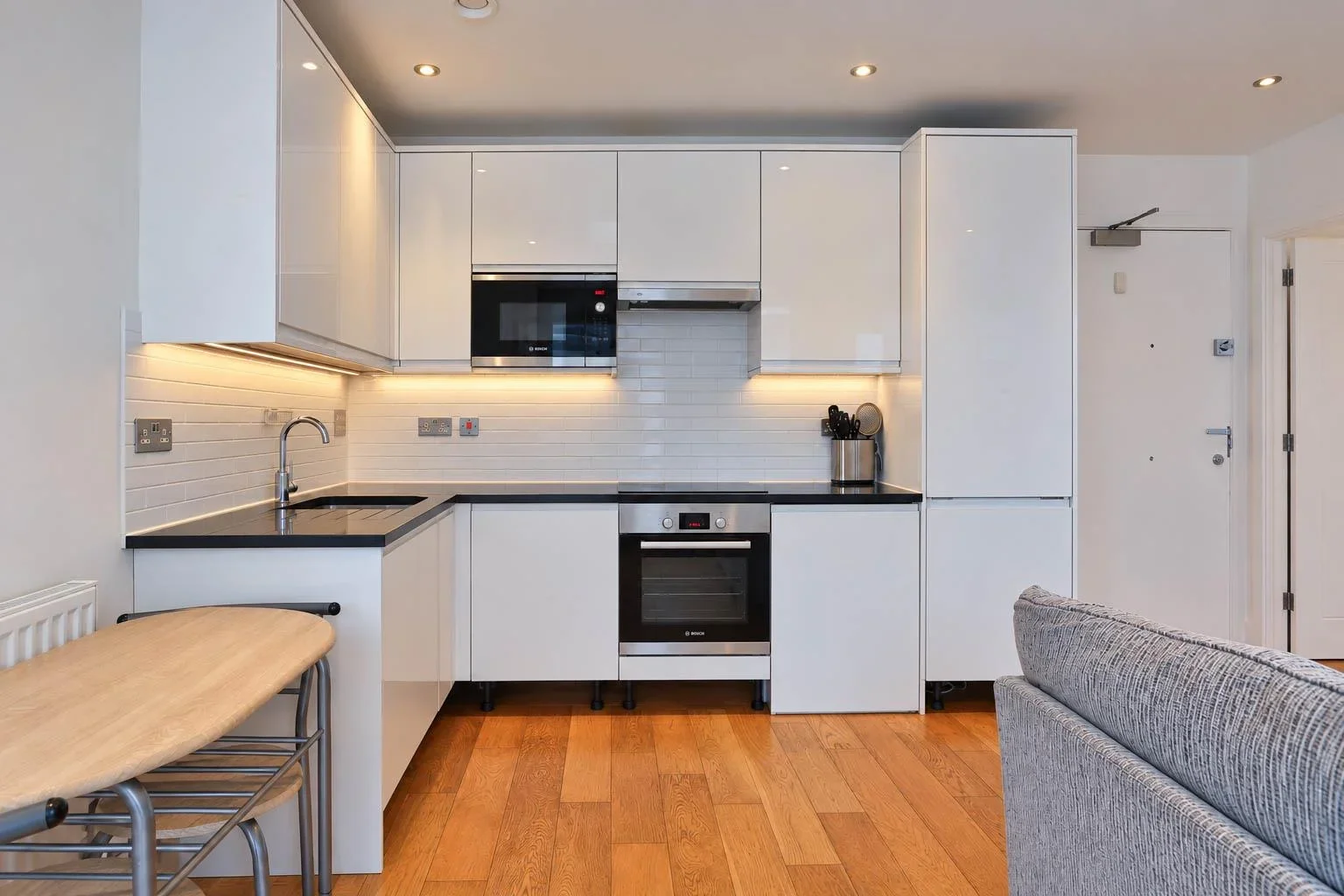 Flat Sutton Court Road in Greater London