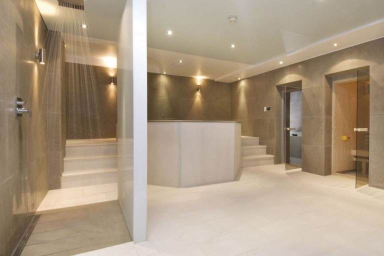 Flat Palace Avenue in Greater London
