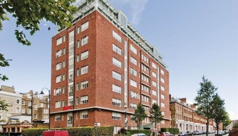 Flat Palace Avenue in Greater London
