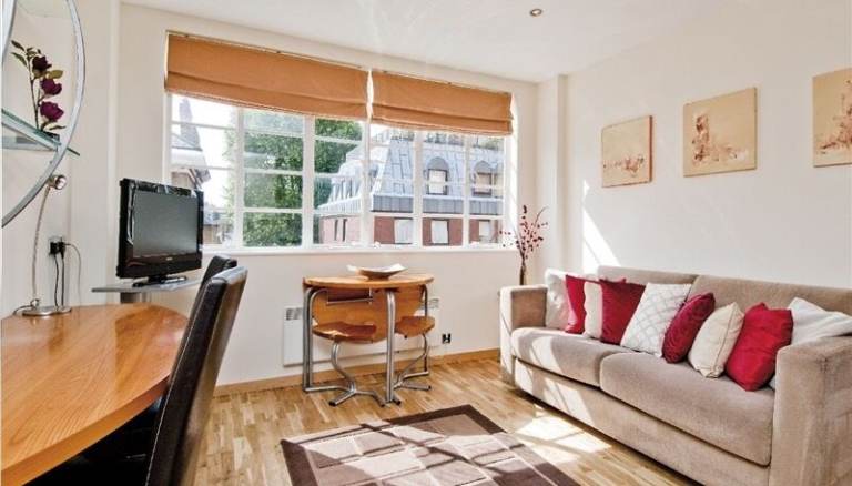 Flat Palace Avenue in Greater London