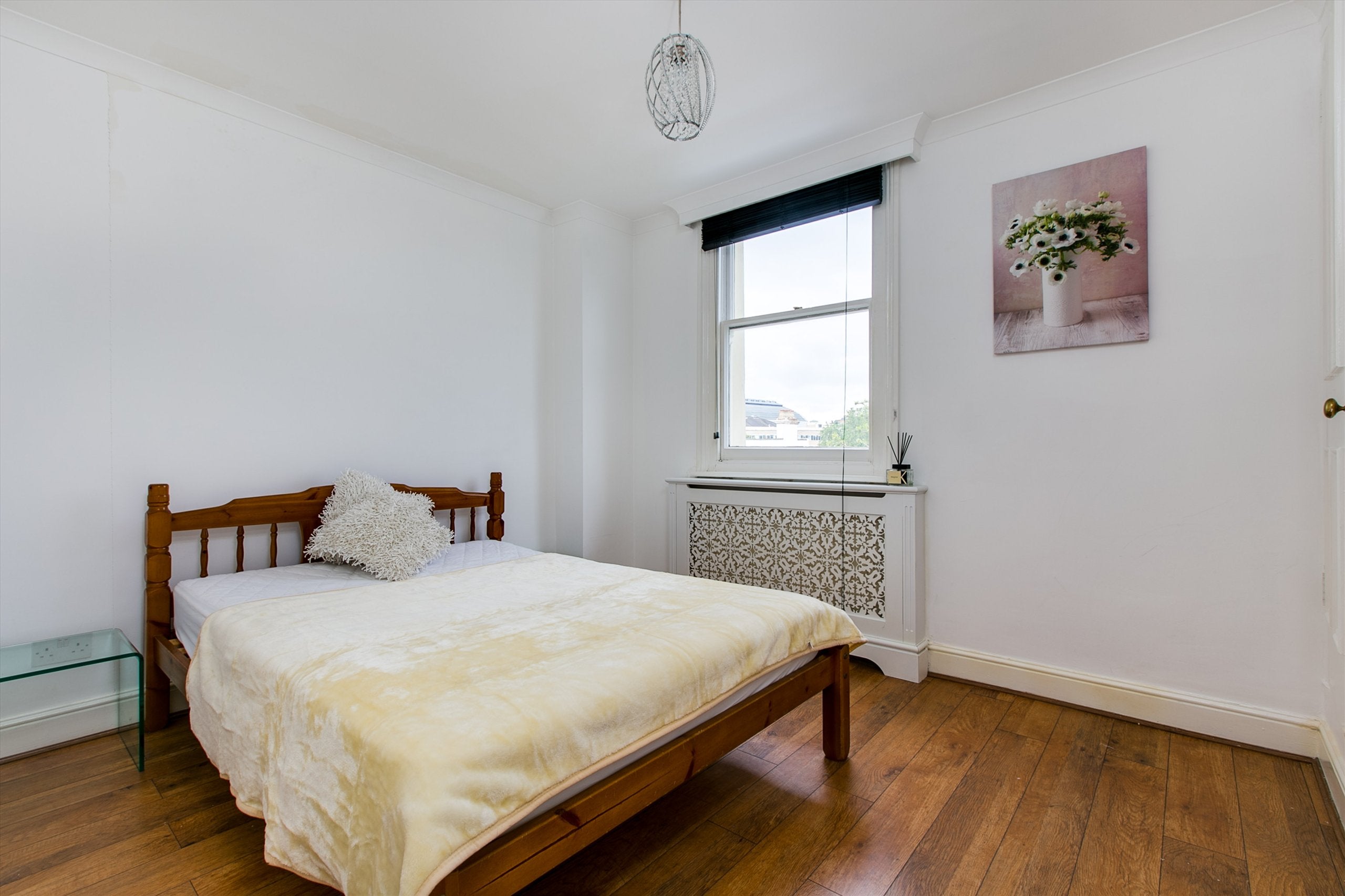Flat Holland Road in Greater London