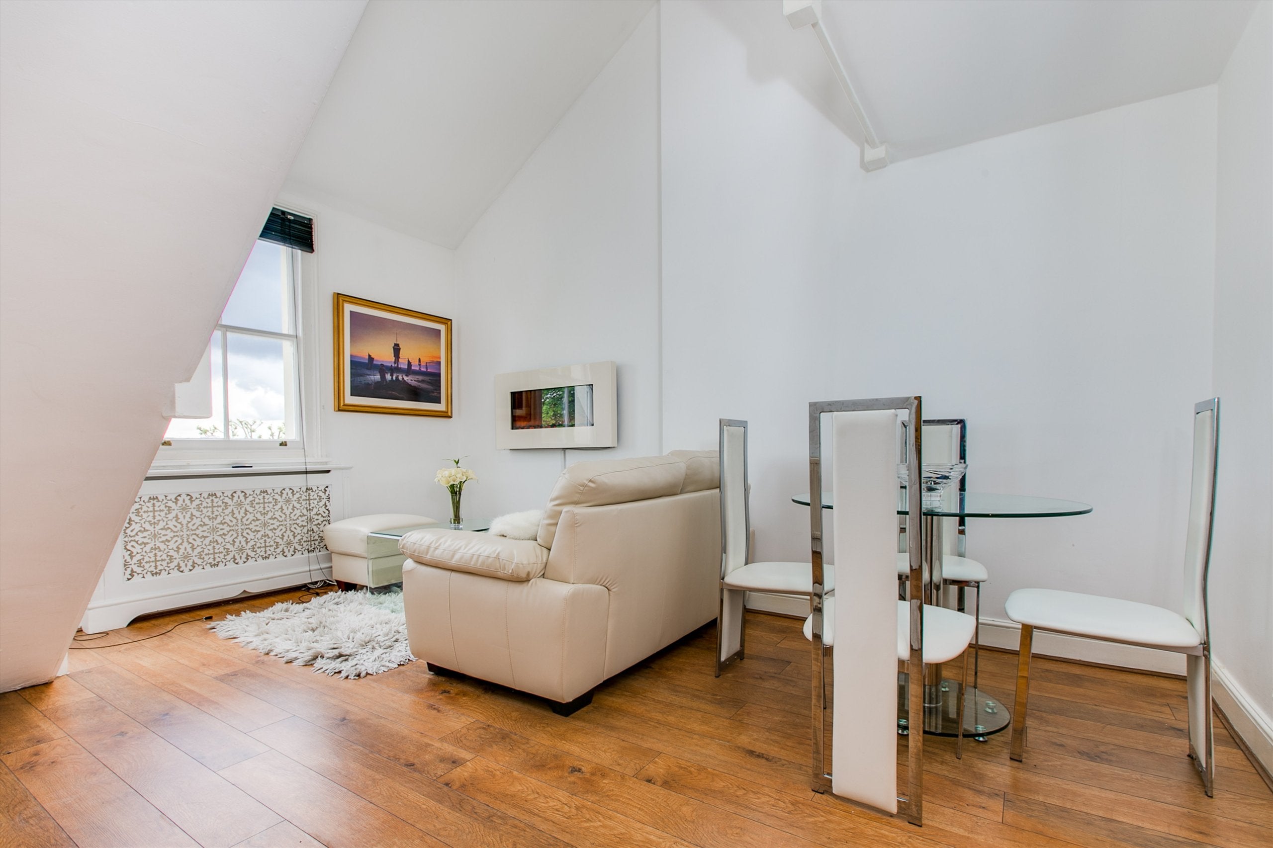 Flat Holland Road in Greater London