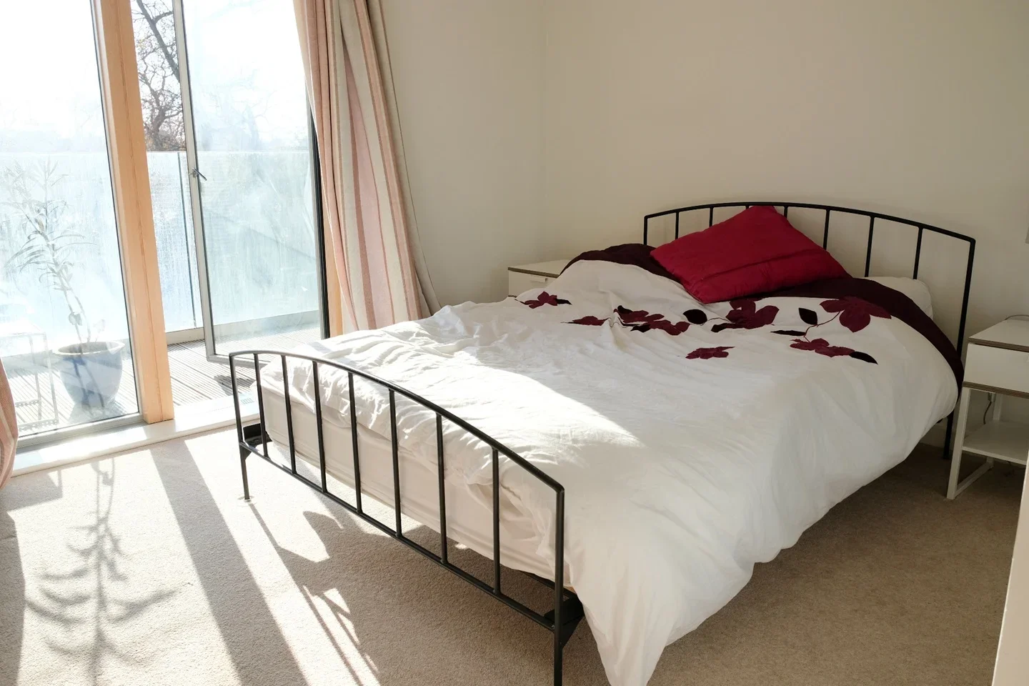 Flat Kew Bridge Road in Greater London