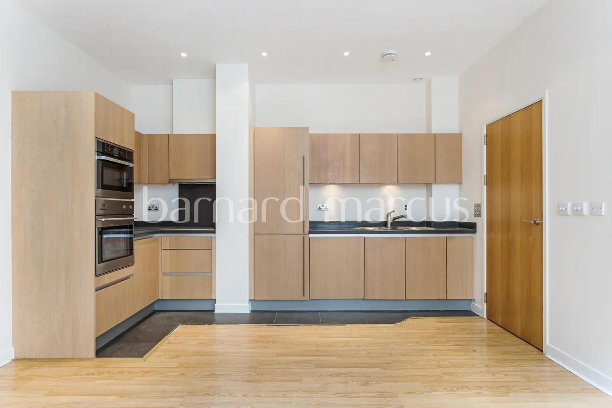Flat Bromyard Avenue in Greater London