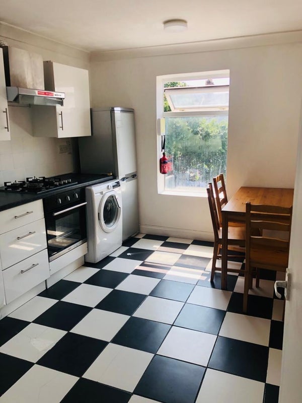 Room Frith Road in Greater London
