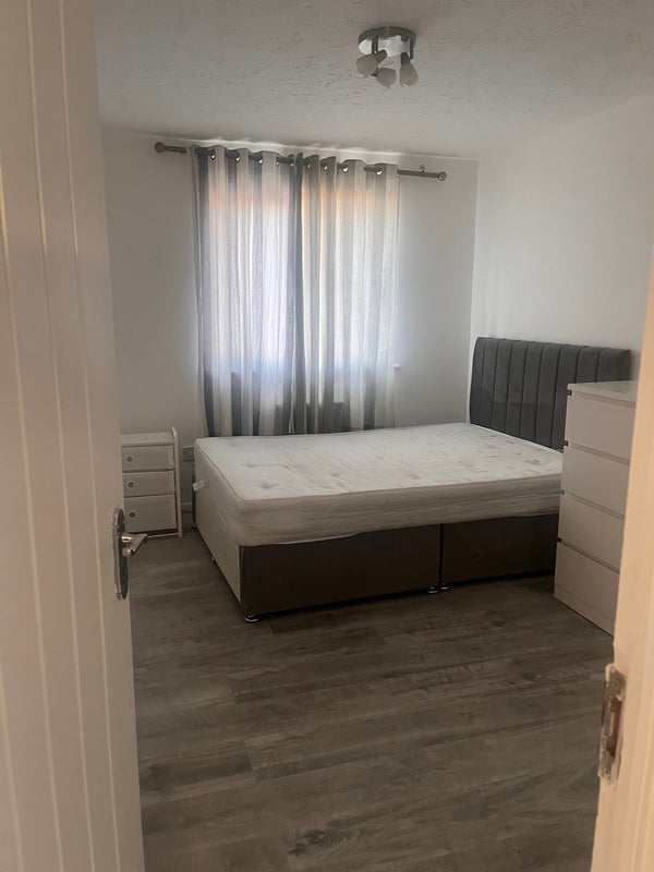 Flat Waterville Drive in Basildon