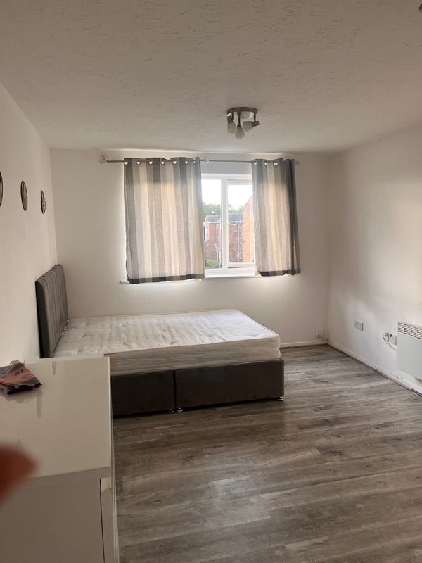 Flat Waterville Drive in Basildon