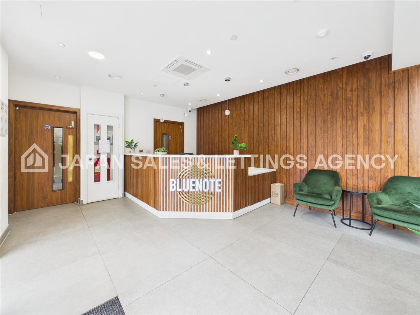 Flat Blyth Road in Greater London