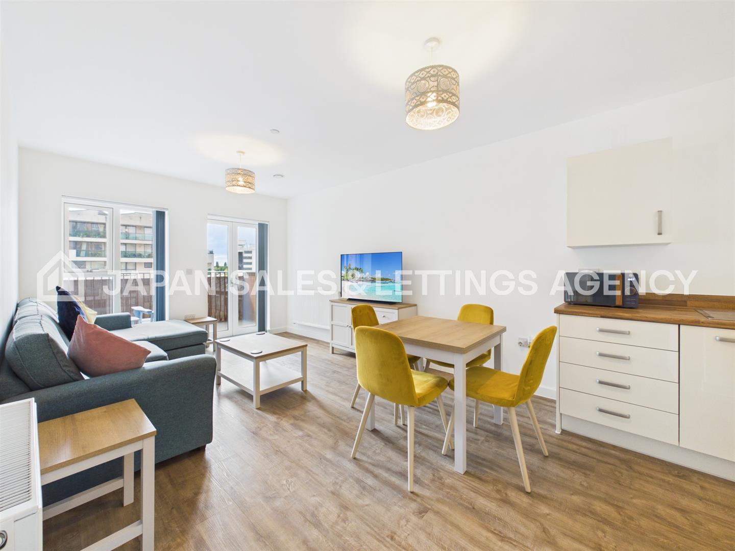 Flat Blyth Road in Greater London