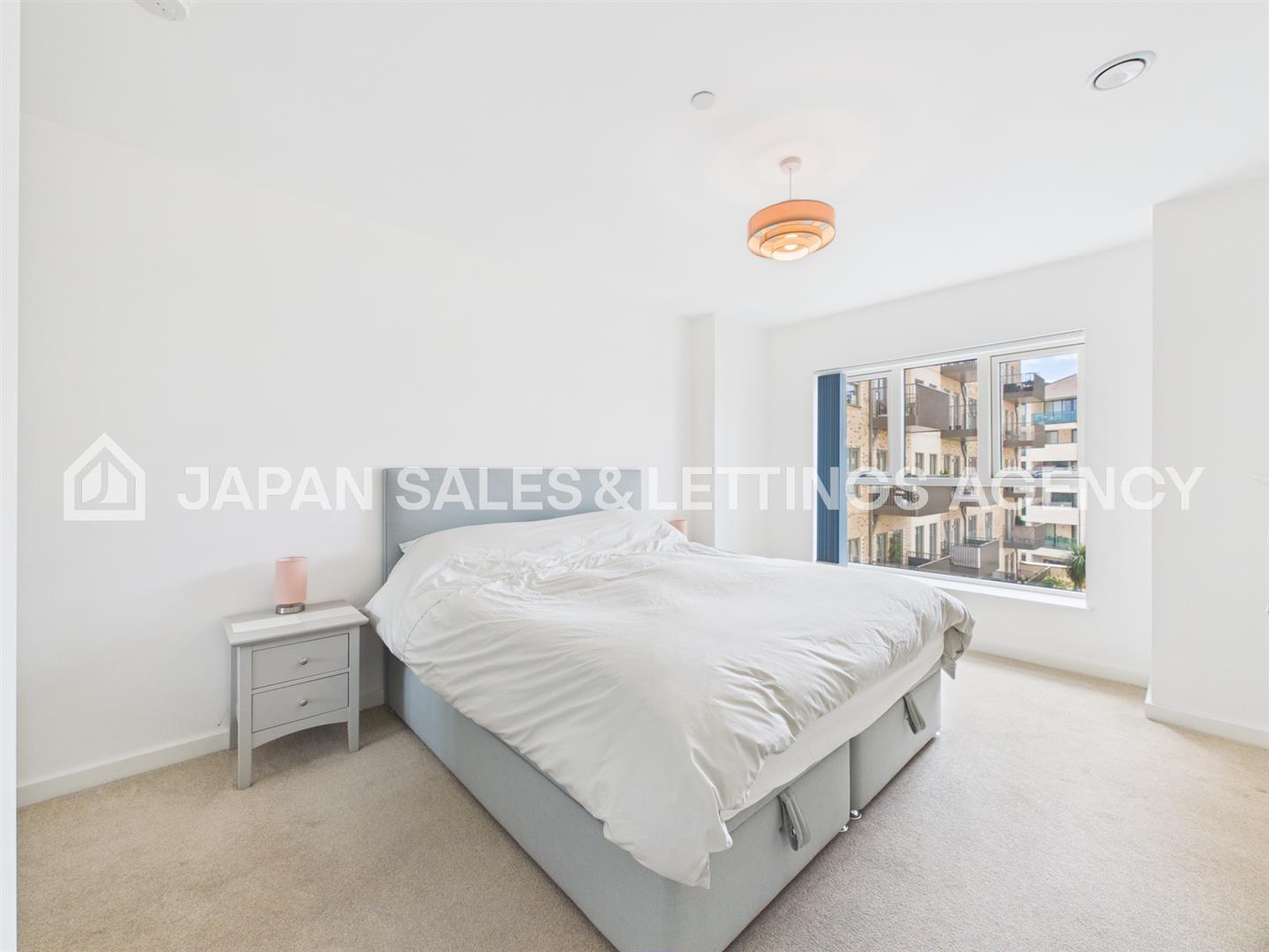 Flat Blyth Road in Greater London