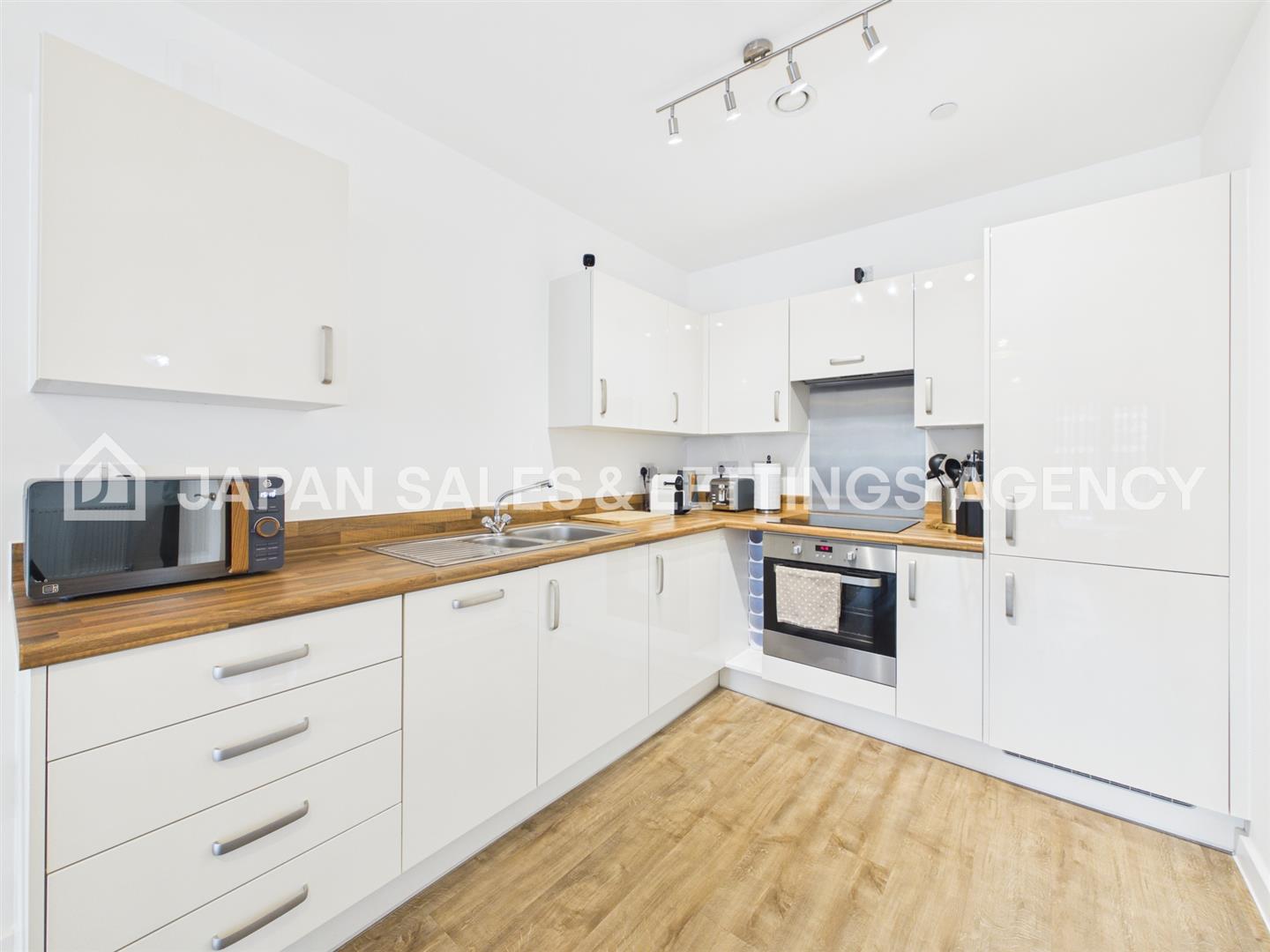 Flat Blyth Road in Greater London