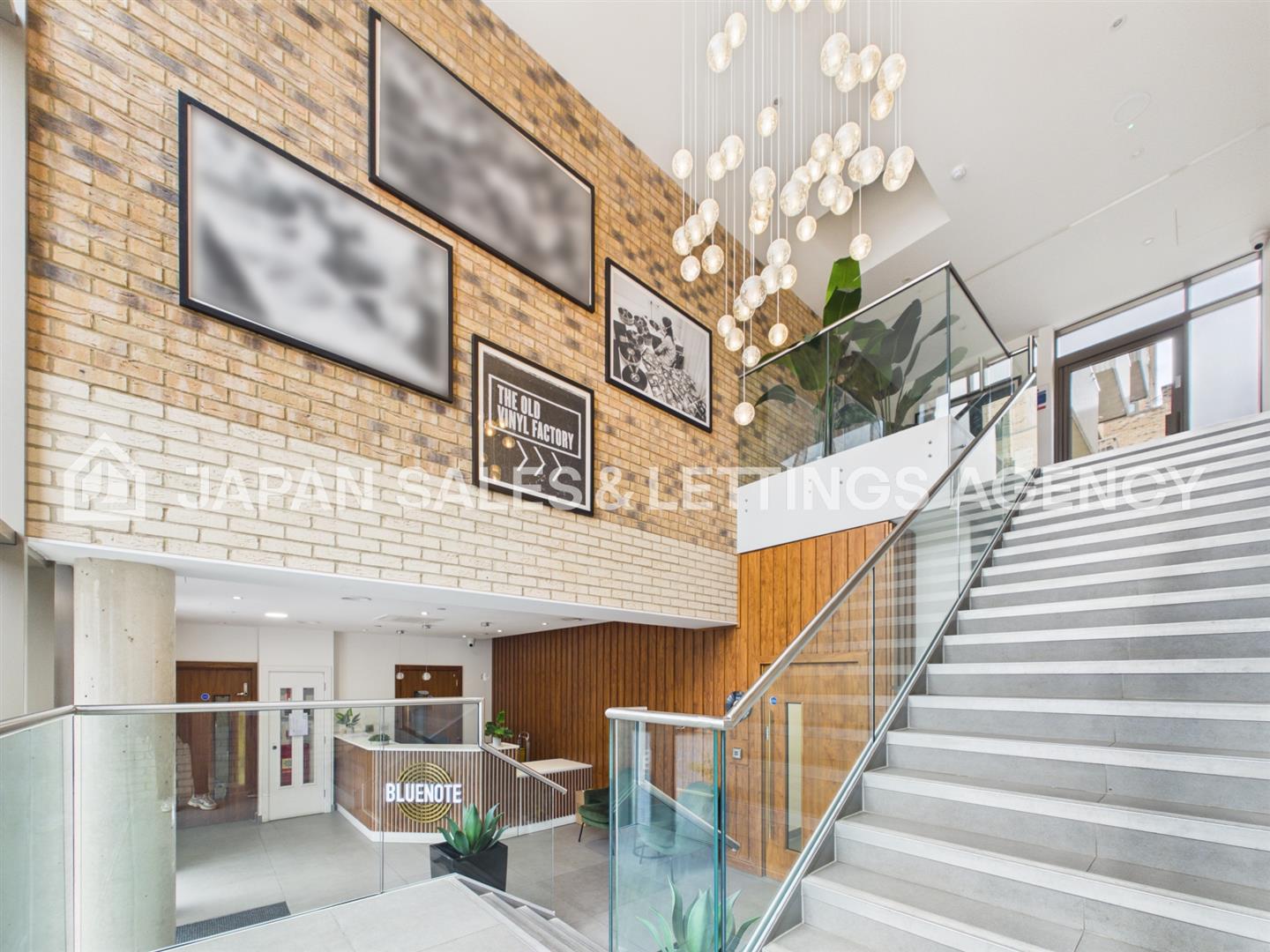 Flat Blyth Road in Greater London