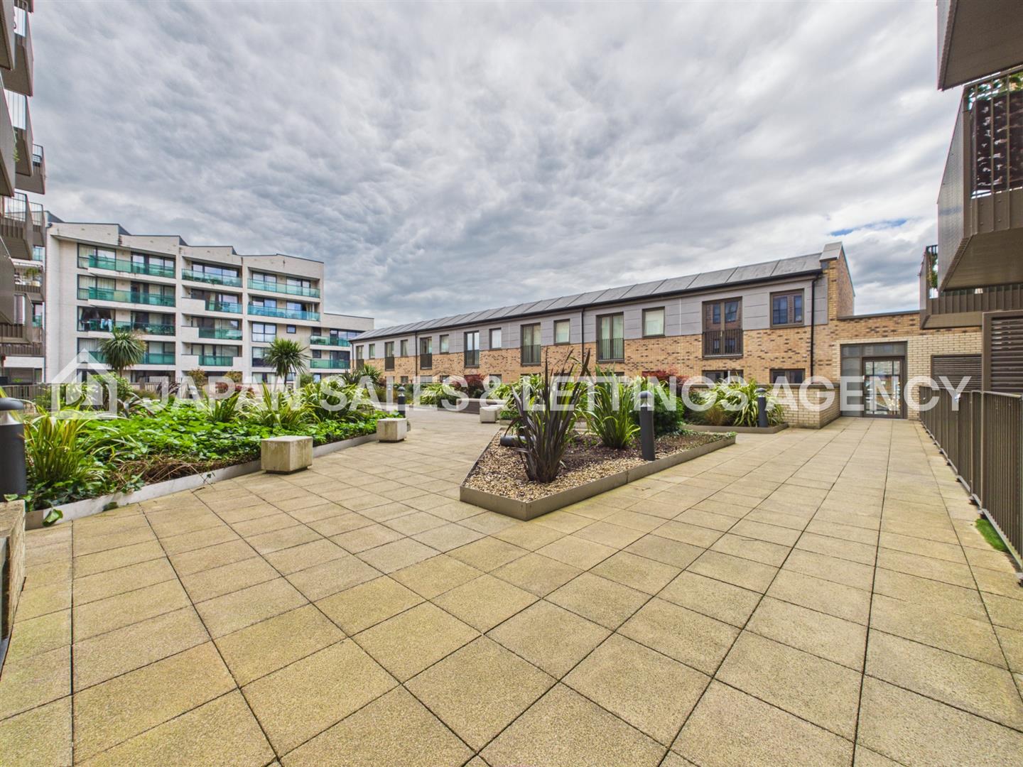 Flat Blyth Road in Greater London