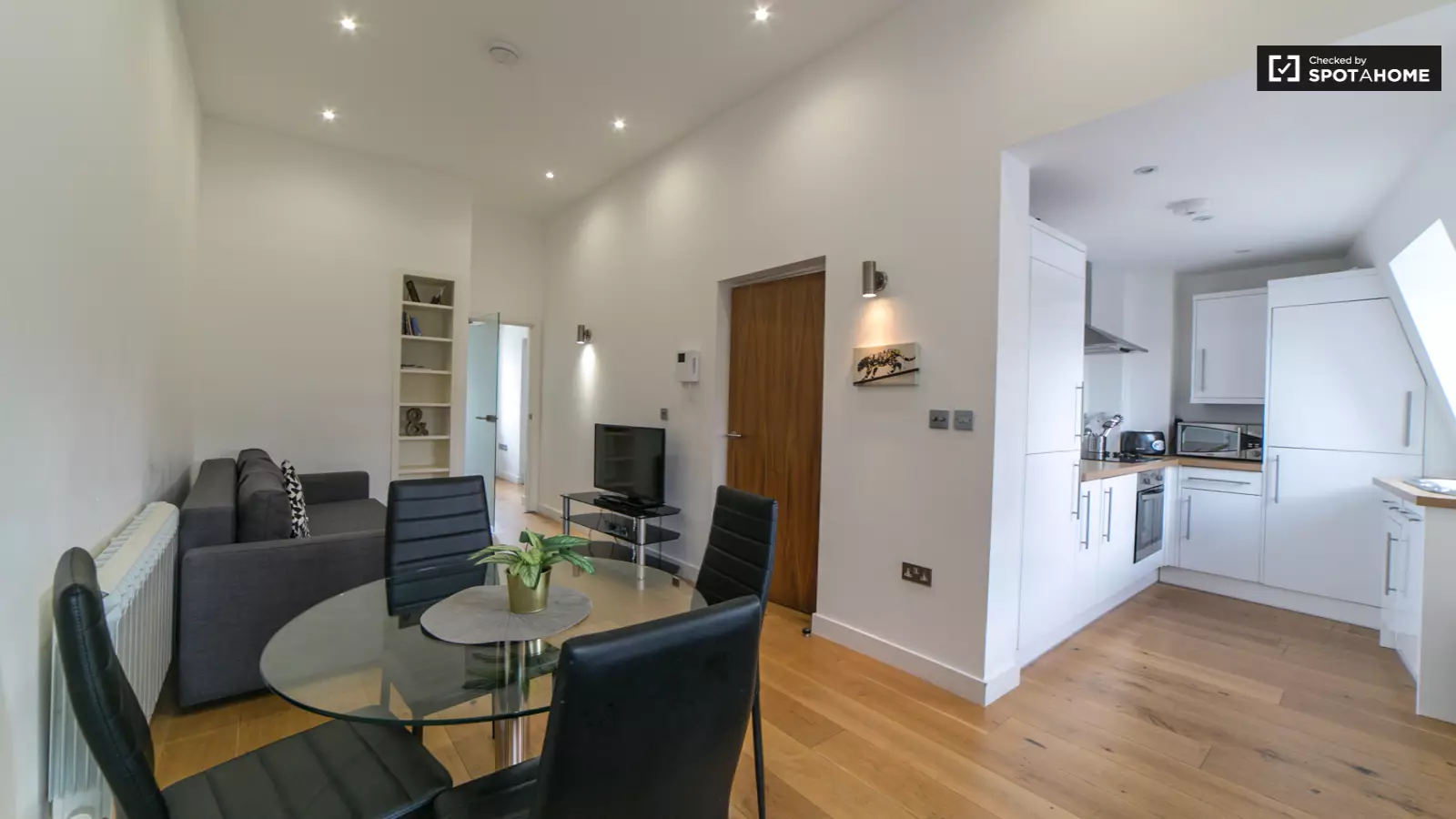 Flat Market Place in Greater London