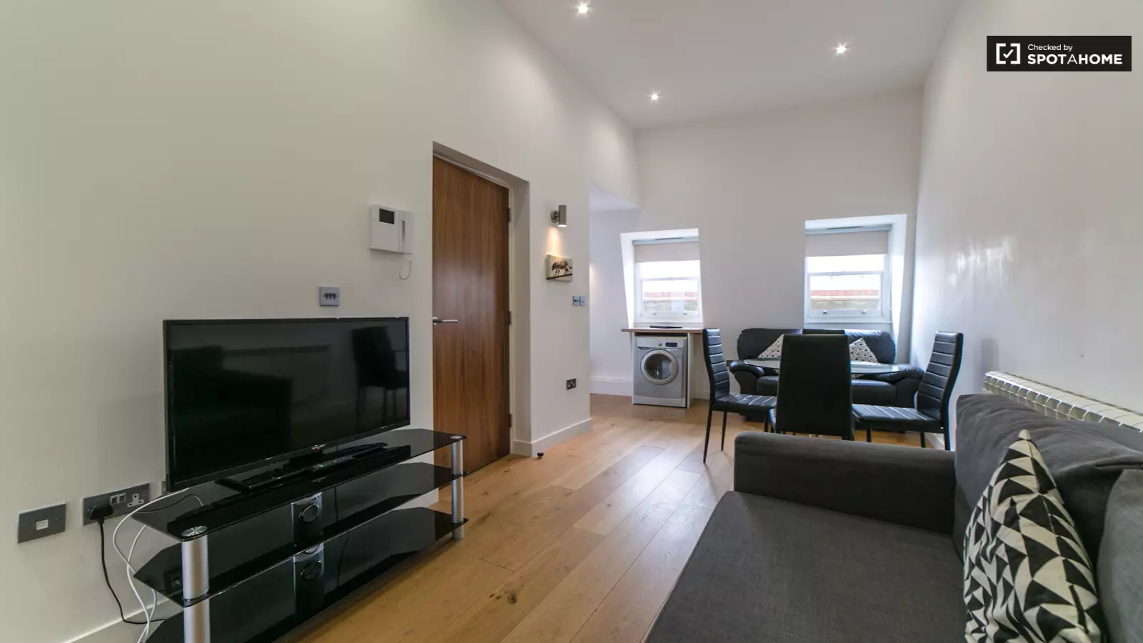 Flat Market Place in Greater London