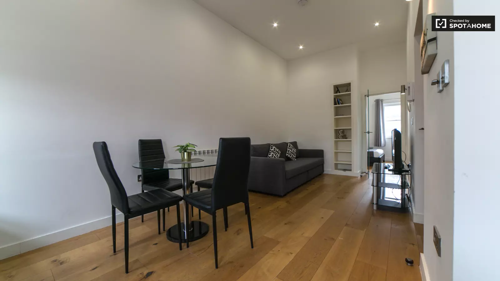 Flat Market Place in Greater London