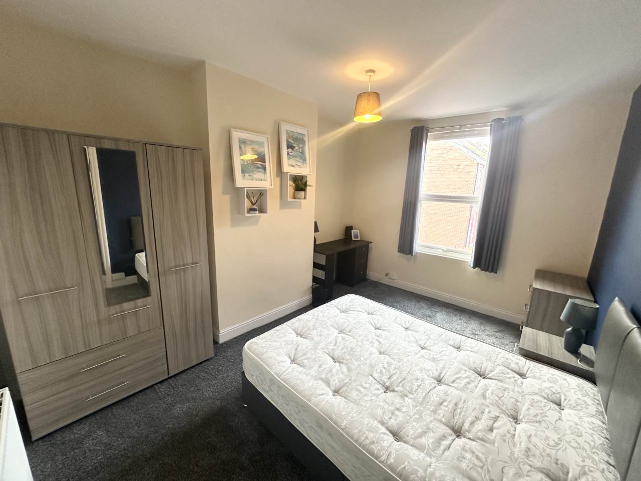 Room Colmore Road in Leeds