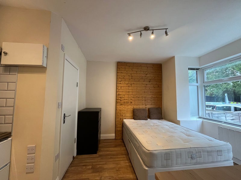 Flat Biddestone Road in Greater London
